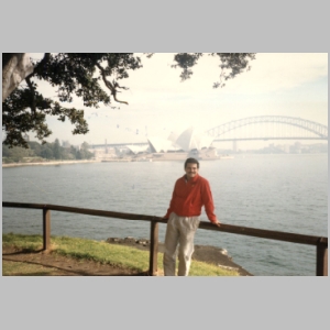 1988-08 - Australia Tour 017 - Mike & Sydney Opera House & Bridge.jpg